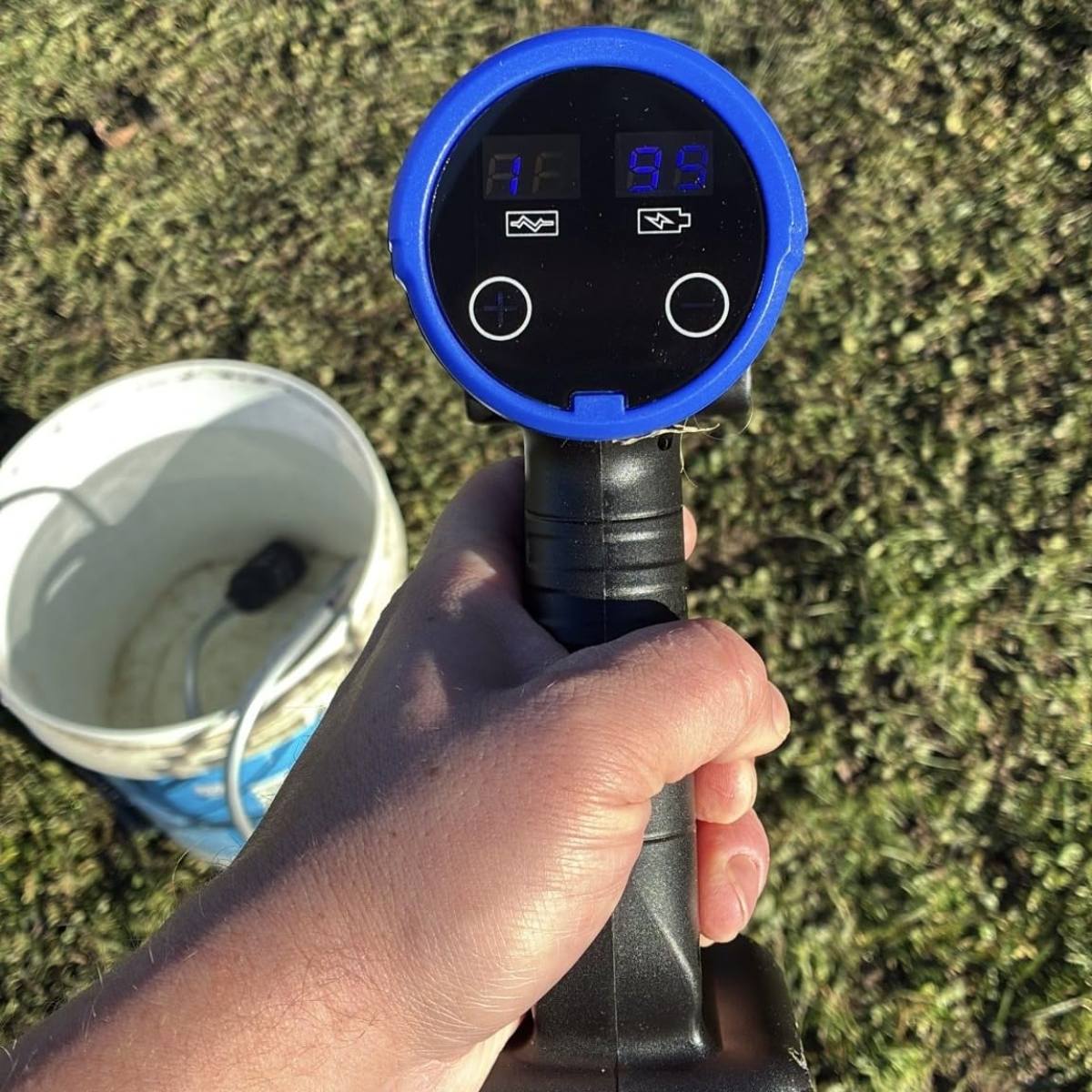 Klient myje samochód myjką AquaForce®